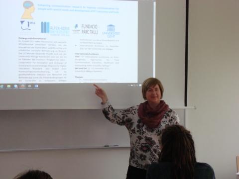 Marlene Hilzensauer presentando el proyecto EC+ en el curso "deaf studies"